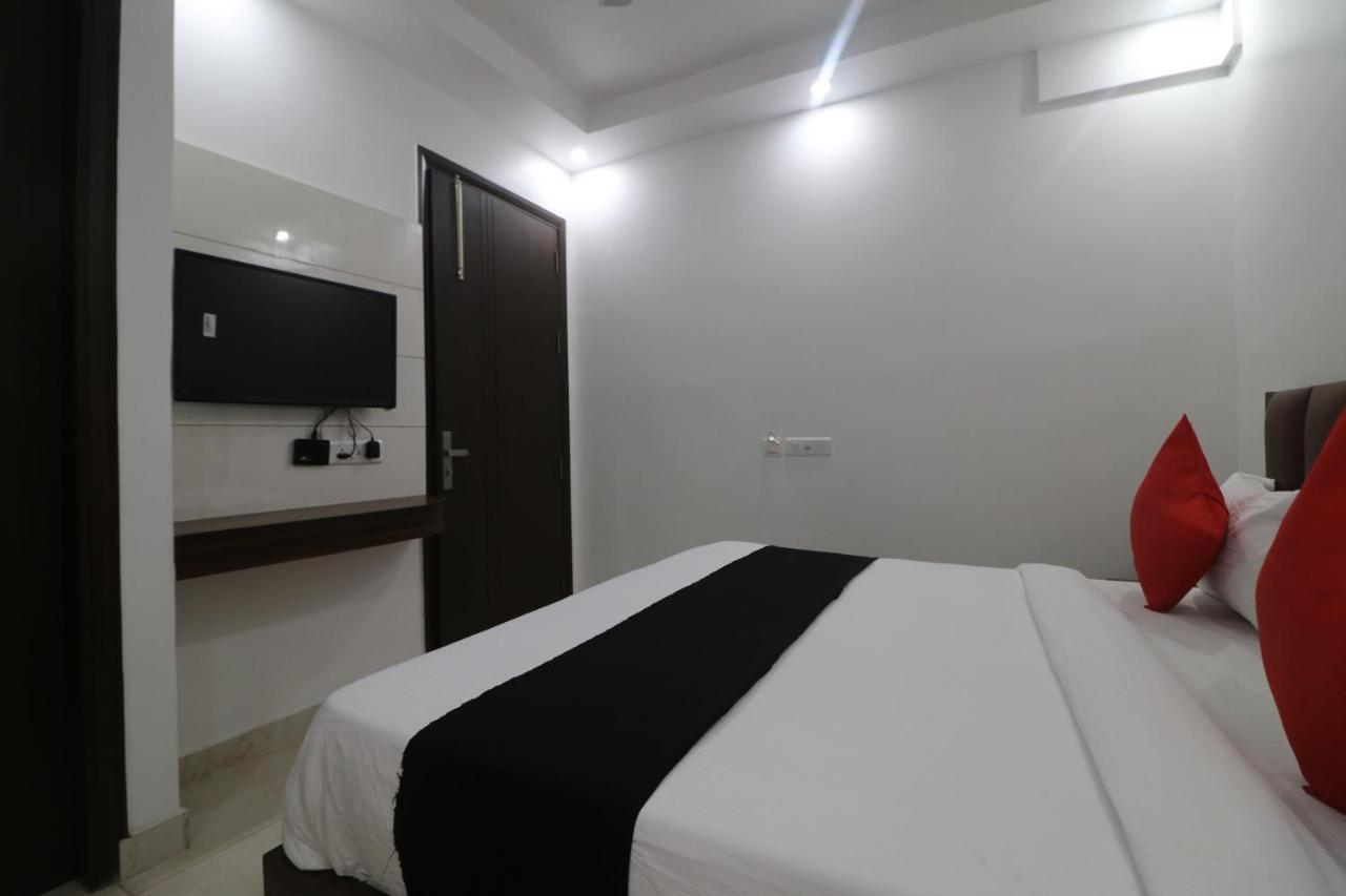 Hotel King Plaza Nuova Delhi Esterno foto