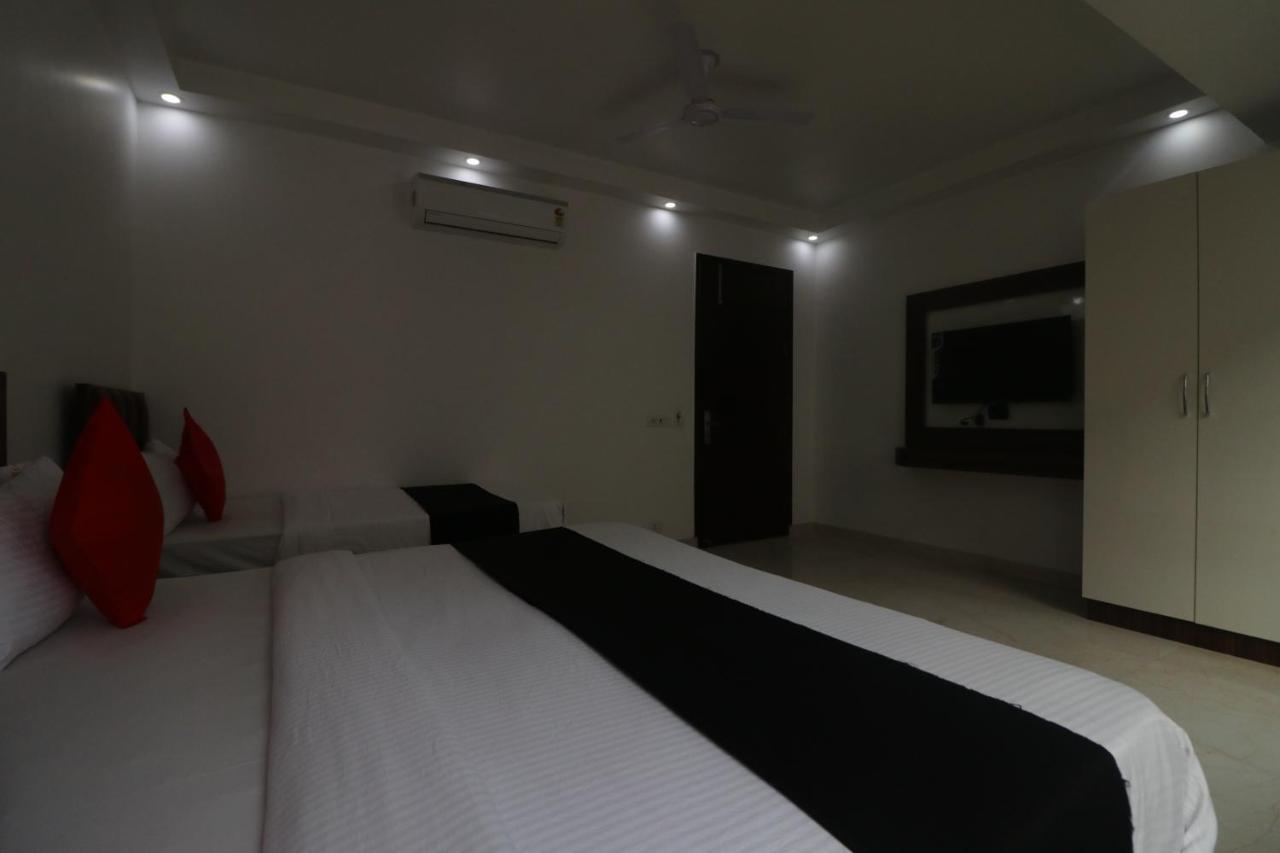 Hotel King Plaza Nuova Delhi Esterno foto