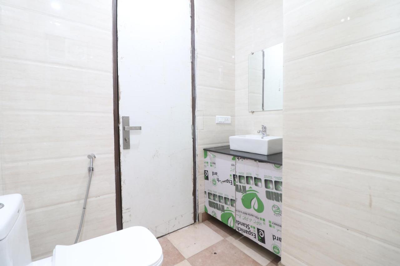 Hotel King Plaza Nuova Delhi Esterno foto
