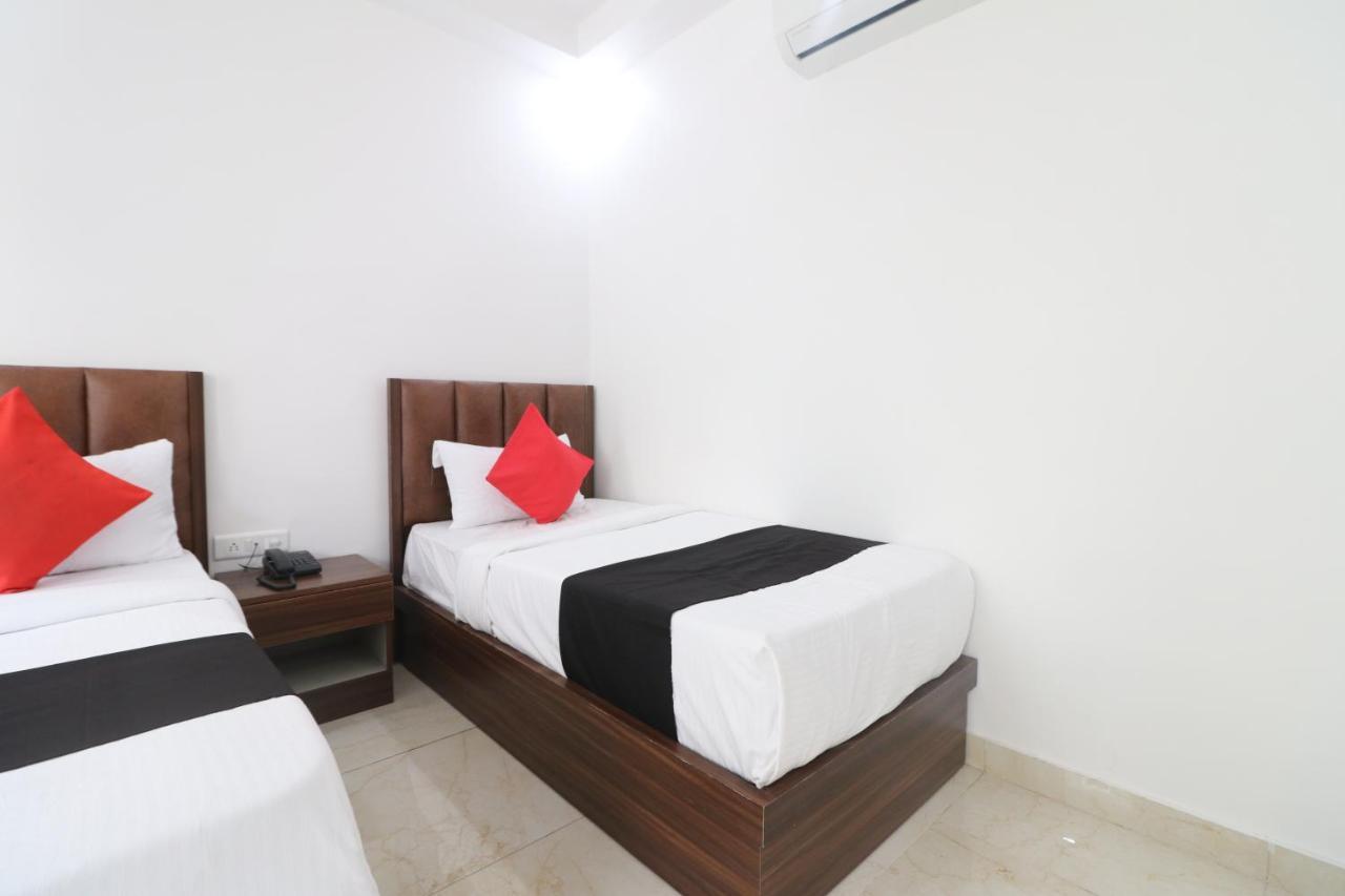 Hotel King Plaza Nuova Delhi Esterno foto