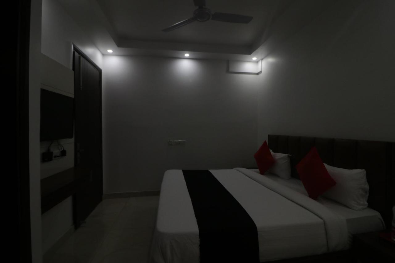 Hotel King Plaza Nuova Delhi Esterno foto