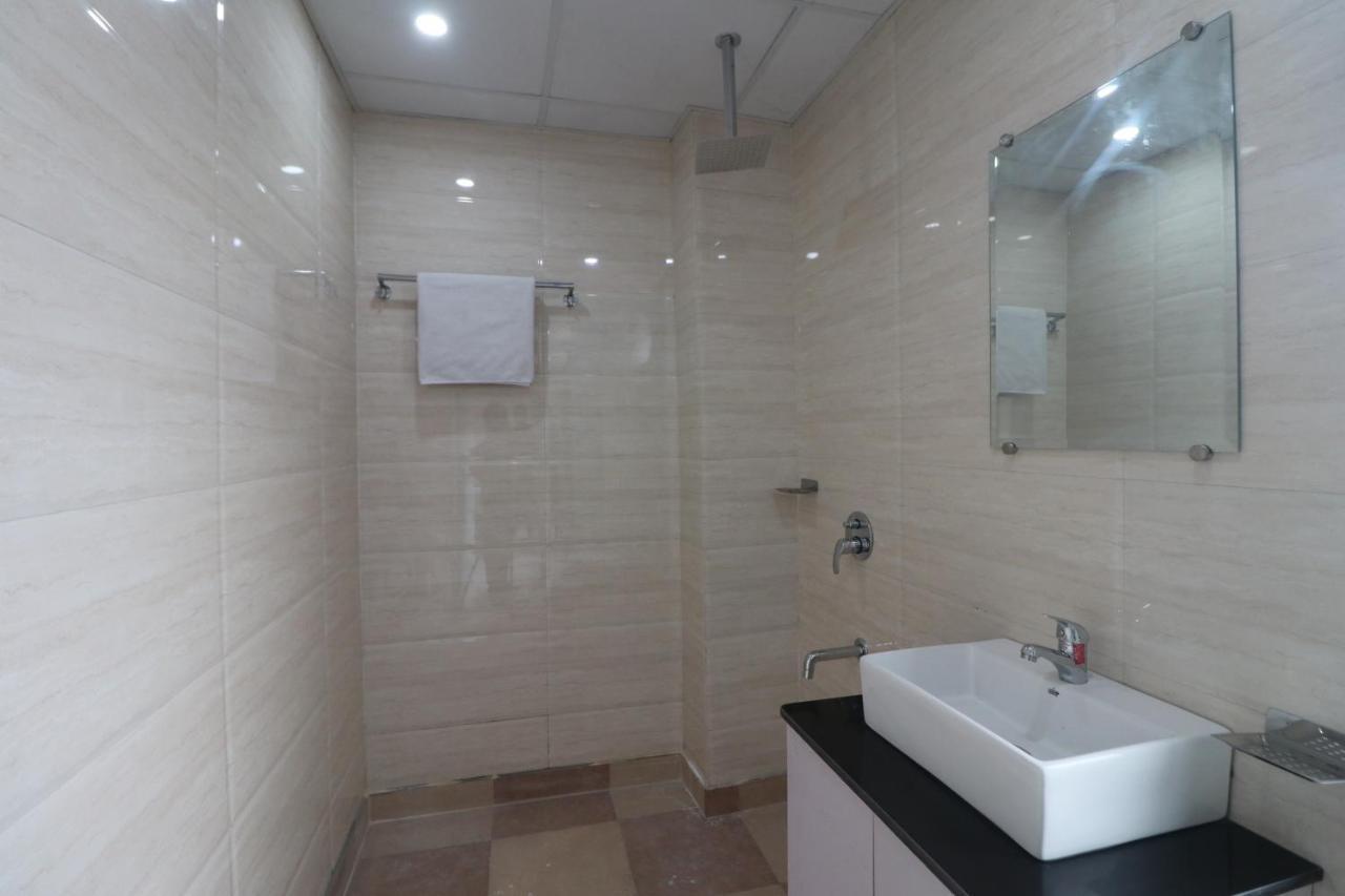 Hotel King Plaza Nuova Delhi Esterno foto