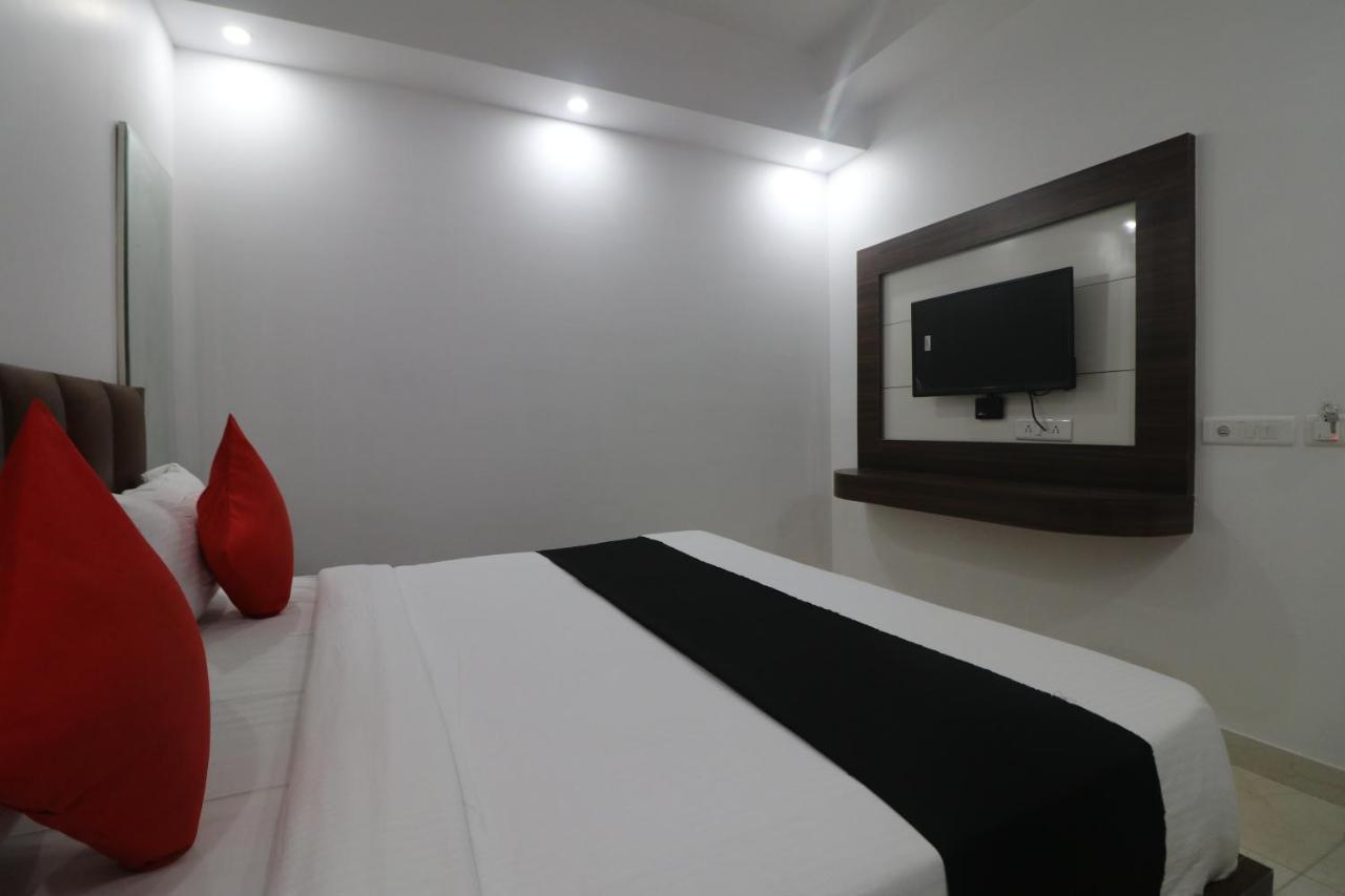 Hotel King Plaza Nuova Delhi Esterno foto